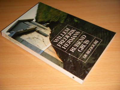 Tweedehands boek: Ruisend gruis van auteur Willem Frederik Hermans - Paperback, met leesvouw, in goede staat.