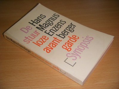 Tweedehands boek: De stuurloze avant-garde van auteur Hans Magnus Enzensberger - Paperback, lichte gebruikssporen, in goede staat.