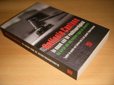 Boek met de titel: In naam van de rechtvaardigheid