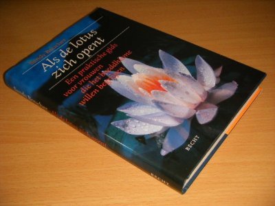 Tweedehands boek: Als de lotus zich opent van auteur Sandy Boucher - Gebonden met stofomslag, in goede staat.