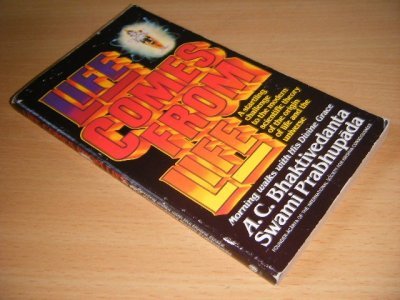 Tweedehands boek: Life Comes from Life van auteur A.C. Bhaktivedanta Swami Prabhupada - Pocket, traces of use, in good condition.