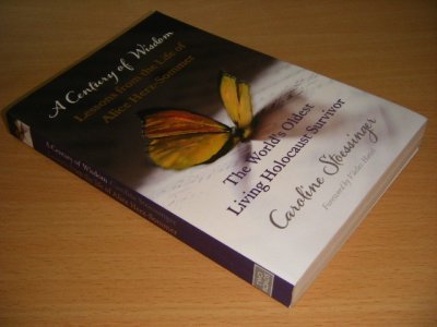 Tweedehands boek: A Century of Wisdom van auteur Caroline Stoessinger - Paperback, creases in spine, in good condition.