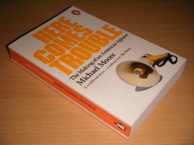 Tweedehands boek: Here Comes Trouble van auteur Michael Moore - Paperback, creases in spine, in good condition. With pictures.