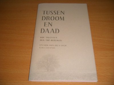 Tweedehands boek: Tussen droom en daad van auteur Steven van de Vijver - Geniet boekje met flappen, in goede staat.