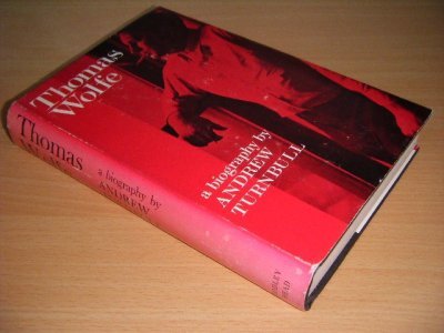 Tweedehands boek: Thomas Wolfe: A Biography van auteur Turnbull, Andrew - Hardcover with dustjacket, discoloured spine, damaged dustjacket, traces of use, in good condition. With pictures.