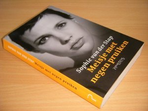 Boek met de titel: Meisje met negen pruiken