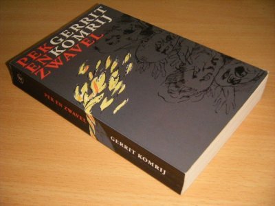Tweedehands boek: Pek en zwavel van auteur Gerrit Komrij - Paperback, met leesvouwen, naam op titelblad, in redelijk goede staat.