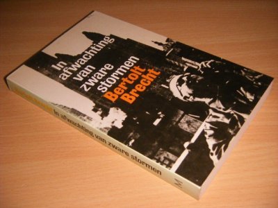 Boek met de titel: In afwachting van zware stormen