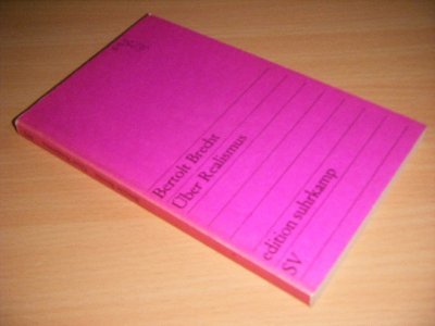 Tweedehands boek: Uber Realismus van auteur Bertolt Brecht - Pocket, lichte gebruikssporen, licht verkleurde rug, in goede staat.