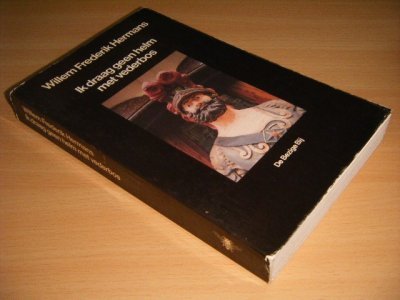 Tweedehands boek: Ik draag geen helm met vederbos van auteur Willem Frederik Hermans - Paperback, vlekjes op bladsnede, vlekjes op bladsnede, in redelijk goede staat. Met foto's.