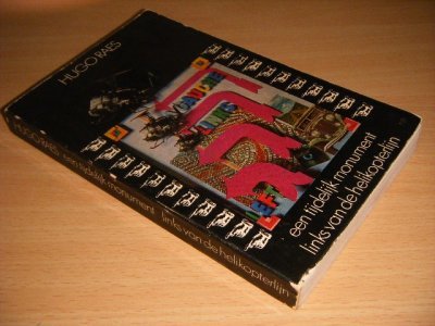 Boek met de titel: Een tijdelijk monument, links van de helikopterlijn