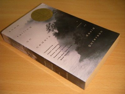 Tweedehands boek: Snow Falling on Cedars van auteur David Guterson - Paperback, stains on book block, in good condition.