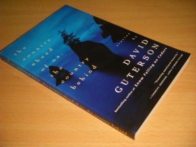 Tweedehands boek: The Country Ahead of Us, the Country Behind van auteur David Guterson - Paperback, stains on book block, in good condition.