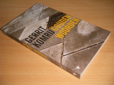Tweedehands boek: Gouden woorden, of De jongste vaderlandse geschiedenis van auteur Gerrit Komrij - Paperback, met leesvouw, in goede staat.