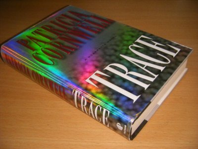 Tweedehands boek: Trace van auteur Patricia Cornwell - Hardcover with dustjacket, stains on book block, in good condition.
