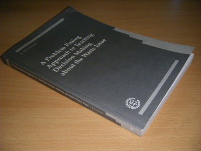 Boek met de titel: A Problem Posing Approach to Teaching Decision Making about the Waste Issue