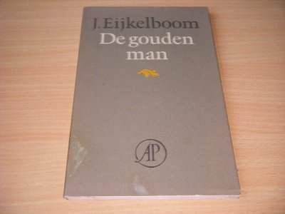 Tweedehands boek: De gouden man van auteur J. Eijkelboom - Paperback met flappen, vlekjes op bladsnede, in goede staat.
