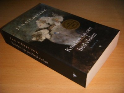 Boek met de titel: Knielen op een bed violen