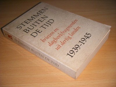 Boek met de titel: Stemmen buiten de tijd