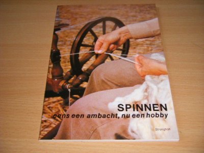 Tweedehands boek: Spinnen, eens een ambacht, nu een hobby van auteur Astrid Wisser - Paperback, in goede staat. Geillustreerd.