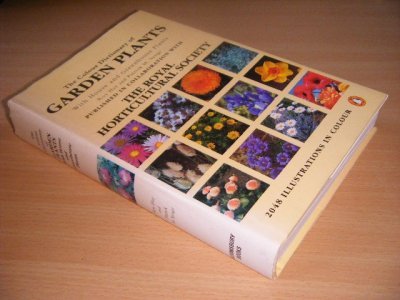Tweedehands boek: The Colour Dictionary of Garden Plants van auteur Roy Hay and Patrick M. Synge - Hardcover with dustjacket, slightly discolored spine, in good condition. With pictures.