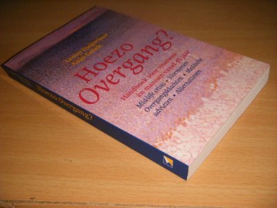 Tweedehands boek: Hoezo Overgang? van auteur Lenny Duijvelaar en Anjo Geluk - Paperback, in goede staat.