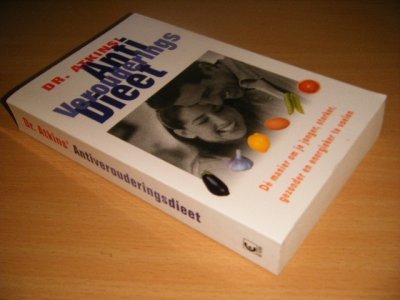 Tweedehands boek: Dr. Atkins' antiverouderingsdieet van auteur Dr. Robert C. Atkins - Paperback, met leesvouw, in goede staat.