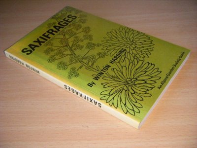 Tweedehands boek: Saxifrages van auteur Winton Harding - Paperback, discoloured spine, in good condition. With pictures.