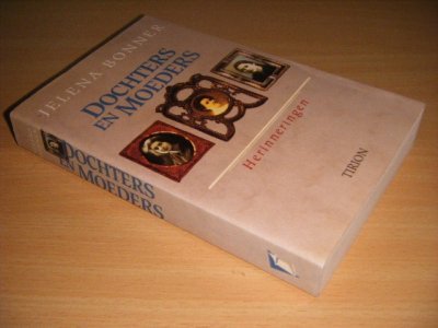 Tweedehands boek: Dochters en moeders van auteur Jelena Bonner - Paperback met flappen, licht verkleurde rug, in goede staat.