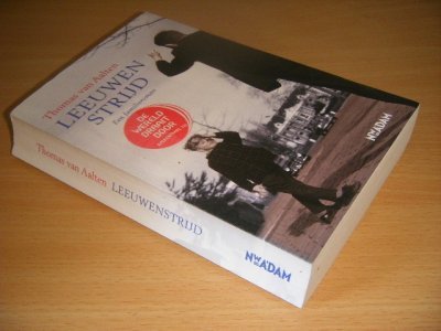 Tweedehands boek: Leeuwenstrijd van auteur Thomas van Aalten - Paperback met flappen, scheefgelezen, met leesvouwen, in redelijk goede staat.
