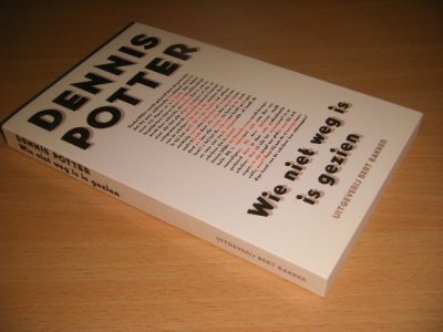 Tweedehands boek: Wie niet weg is is gezien van auteur Dennis Potter - Paperback, in goede staat.