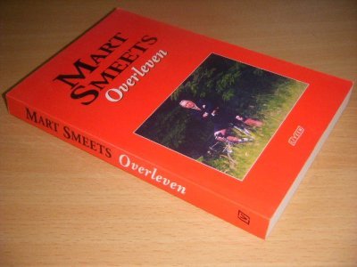 Tweedehands boek: Overleven van auteur Mart Smeets - Paperback, scheefgelezen, in goede staat.