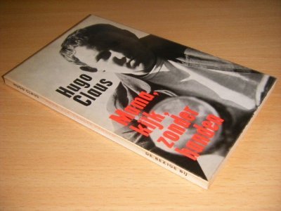 Tweedehands boek: Mama, kijk, zonder handen van auteur Hugo Claus - Pocket, verkleurde rug, lichte gebruikssporen, in redelijk goede staat.