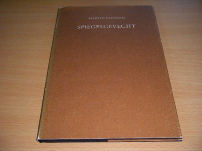 Tweedehands boek: Spiegelgevecht van auteur Martin Veltman - Gebonden met stofomslag, verkleurde rug, gebruikssporen, in goede staat.