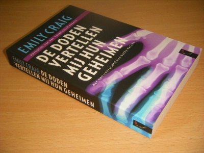 Boek met de titel: De doden vertellen mij hun geheimen