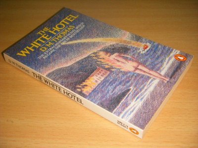Tweedehands boek: The White Hotel van auteur D.M. Thomas - Pocket, traces of use, crease in spine, in good condition.