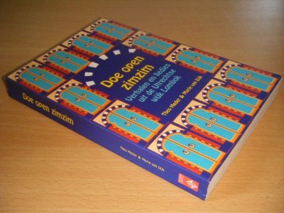 Tweedehands boek: Doe open zimzim van auteur Theo Meder en Marie van Dijk - Paperback, met leesvouwen, in goede staat. Geillustreerd.