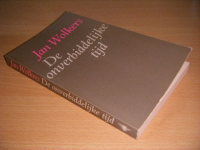 Boek met de titel: De onverbiddelijke tijd