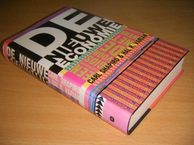 Tweedehands boek: De nieuwe economie van auteur Carl Shapiro en Hal R. Varian - Gebonden met stofomslag, licht verkleurde rug, in goede staat.