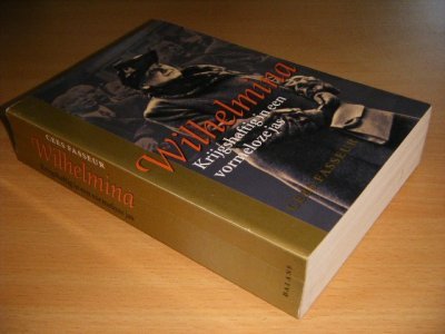 Tweedehands boek: Wilhelmina. Krijgshaftig in een vormeloze jas van auteur Cees Fasseur - Paperback, met leesvouw, in goede staat. Met foto's.
