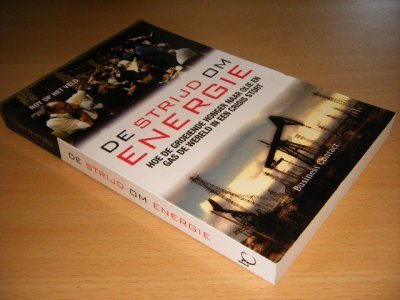 Tweedehands boek: De strijd om energie van auteur Roy op het Veld - Paperback, in goede staat.