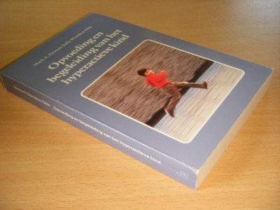 Tweedehands boek: Opvoeding en begeleiding van het hyperactieve kind van auteur Mark A. Stewart en Sally Wendkos Olds - Paperback, met leesvouw, in goede staat.