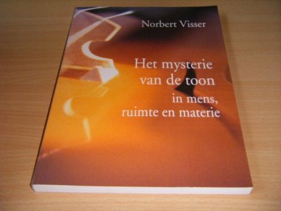 Tweedehands boek: Het mysterie van de toon in mens, ruimte en materie van auteur Norbert Visser - Paperback, in goede staat.