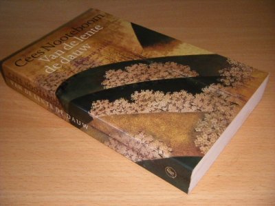 Tweedehands boek: Van de lente de dauw van auteur Cees Nooteboom - Paperback, enkele vlekjes op bladsnede, in goede staat. 