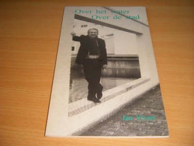Tweedehands boek: Over het water, Over de stad van auteur Jan Visser - Paperback, gesigneerd, in goede staat.