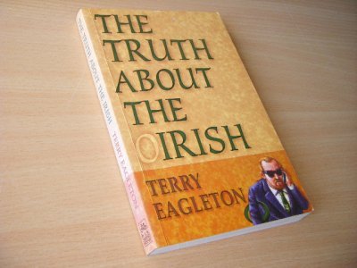 Tweedehands boek: The Truth about the Irish van auteur Terry Eagleton - Klein knakje in de kaft, maar niet hinderlijk, zie foto. Pocket, Engelstalig. Ex Libris reliefstempeltje voorin, verder in goede staat.
