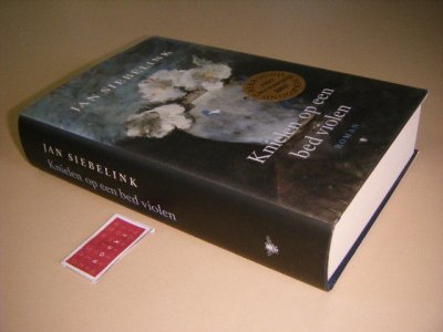 Boek met de titel: Knielen op een bed violen [Gesigneerd]