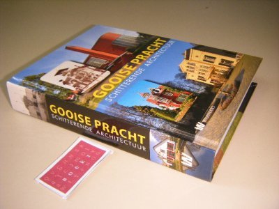 Tweedehands boek: Gooise pracht van auteur Arie den Dikken, Menno van der Laan, Ed van Mensch en Eddie de Paepe (red.) - Fraai geillustreerde hardback in zeer goede staat. Ex libris voorin met restant potloodaantekening.