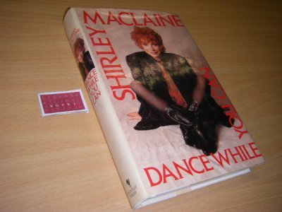 Boek met de titel: DANCE WHILE YOU CAN.