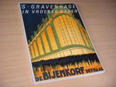 Tweedehands boek: 's Gravenhage in Vroeger Dagen. De residentie in de twintiger en dertiger jaren van auteur Marijs, Meindert H.M.; Simon Carmiggelt. - Mooi exemplaar, geen naam voorin. Groot formaat softcover, geillustreerd met veel foto.s
